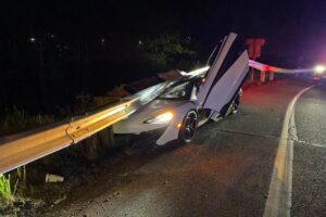 Washington: Totalled McLaren 600 LT found on roadside after its owner flees car